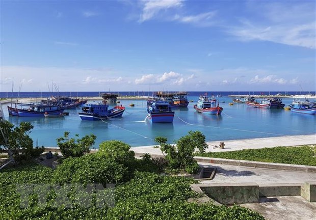 Tàu cá của ngư dân vào neo đậu tránh trú bão ở âu tàu Sinh Tồn, huyện đảo Trường Sa. (Ảnh: TTXVN phát)