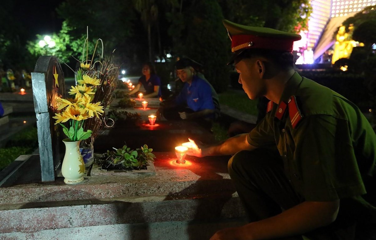 Tri ân các anh hùng liệt sỹ tại nghĩa trang Quốc gia A1 và Đường 9 Các đoàn viên thanh niên thắp nến tri ân các anh hùng liệt sỹ tại Điện Biên. (Ảnh: Phan Tuấn Anh/TTXVN)