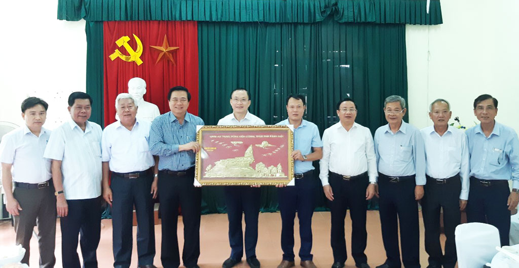 Long An delegation visits and learns experiences in Ha Tinh