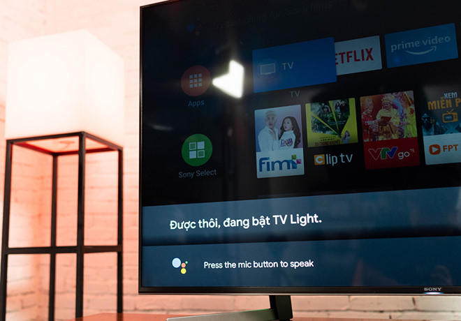 Google Assistant có thể giúp người dùng điều khiển TV từ xa. Ảnh: T.Luân