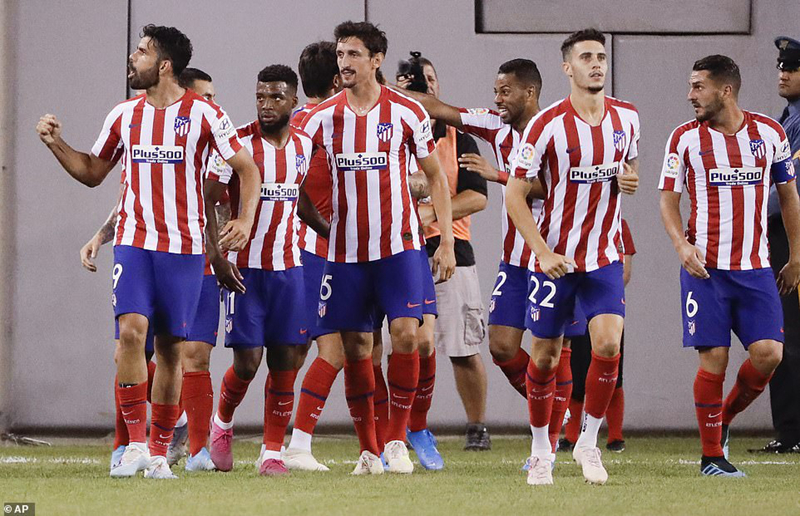 Atletico Madrid thắng 7-3 Real Madrid để rộng cửa vô địch (Ảnh: AP).