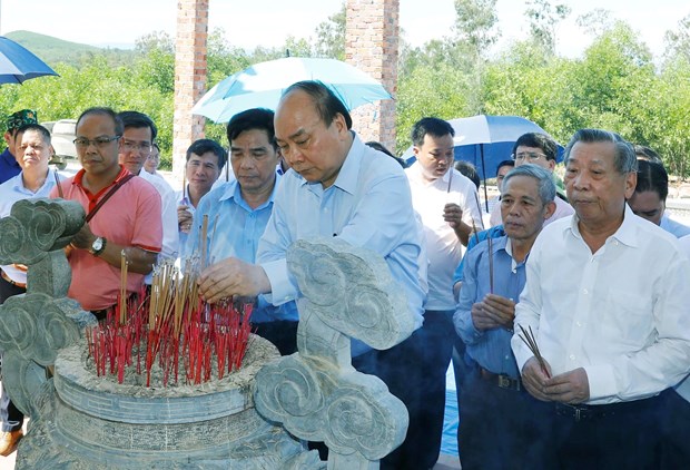 Thủ tướng Nguyễn Xuân Phúc đến dâng hương, hoa tri ân các Anh hùng liệt sỹ tại Đền thờ liệt sỹ Núi Quế, tỉnh Quảng Nam. (Ảnh: Thống Nhất/TTXVN)