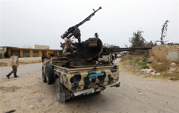 Các lực lượng trung thành với Chính phủ đoàn kết dân tộc Libya (GNA) trong một cuộc đụng độ với các tay súng ủng hộ Tướng Khalifa Haftar tại Tripoli. (Ảnh: AFP/TTXVN)