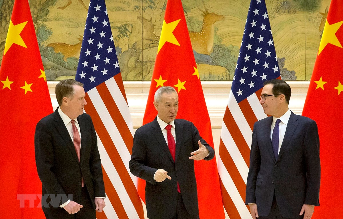 Bộ trưởng Tài chính Mỹ Steven Mnuchin (phải), Đại diện Thương mại Mỹ Robert Lighthizer (trái) và Phó Thủ tướng Trung Quốc Lưu Hạc tại vòng đàm phán thương mại ở Bắc Kinh ngày 14/2. (Ảnh: AFP/TTXVN)