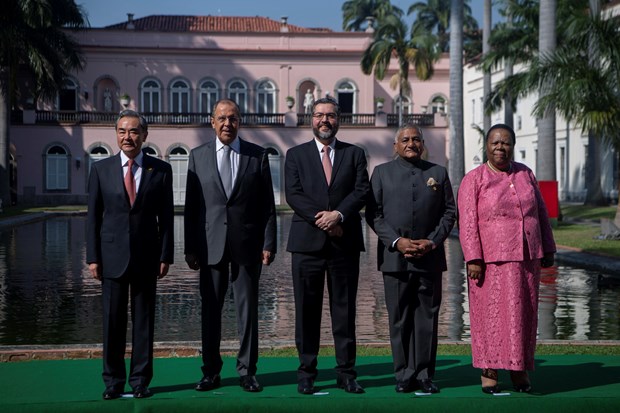 Đại diện các nước nhóm BRICS chụp ảnh chung tại Rio de Janeiro, Brazil. (Ảnh: AFP/ TTXVN)