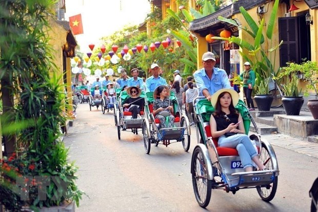 Khách du lịch trong và ngoài nước tham quan phố cổ Hội An. Ảnh minh họa. (Nguồn: TTXVN)