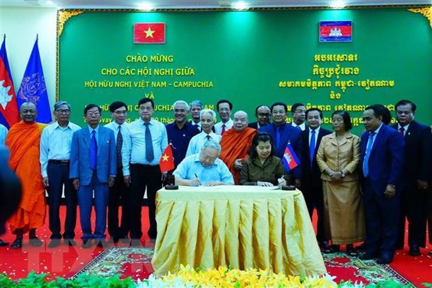 Đại diện Hội Hữu nghị hai nước Việt Nam-Campuchia ký thông cáo chung. (Ảnh: Trần Long/TTXVN)