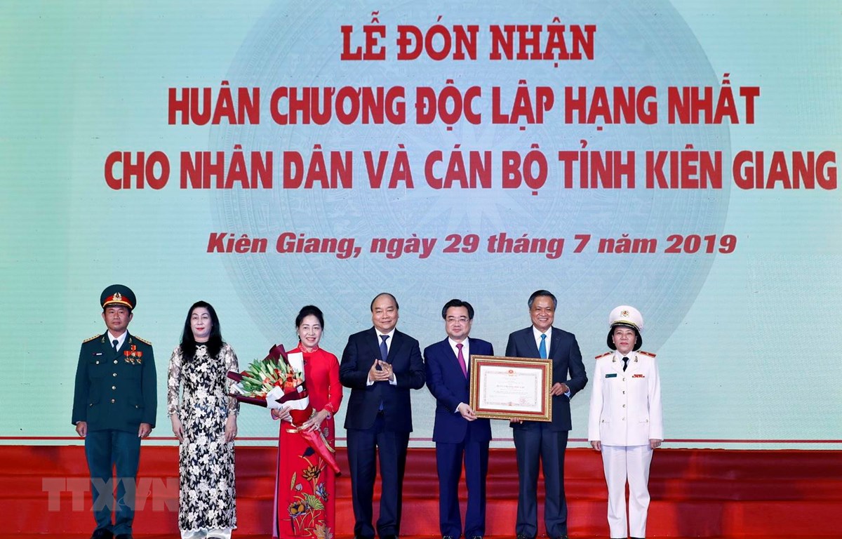 Thủ tướng Nguyễn Xuân Phúc trao tặng Huân chương Độc lập hạng Nhất cho nhân dân và cán bộ tỉnh Kiên Giang vì có nhiều thành tích xuất sắc trong công cuộc xây dựng và bảo vệ Tổ quốc 10 năm qua. (Ảnh: Thống Nhất/TTXVN)