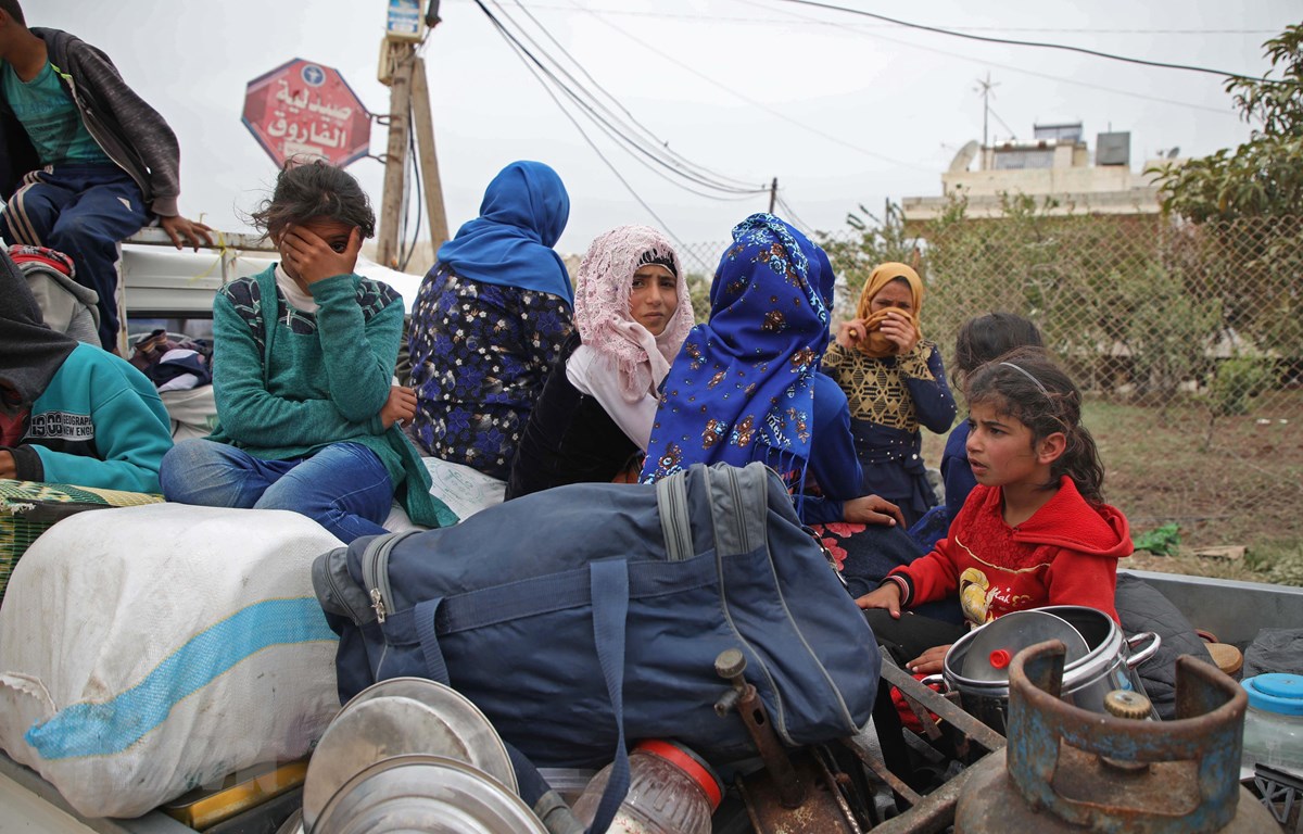 Người dân sơ tán khỏi khu vực chiến sự ở các tỉnh Hama và Idlib, Syria ngày 1/5/2019. (Ảnh: AFP/TTXVN)