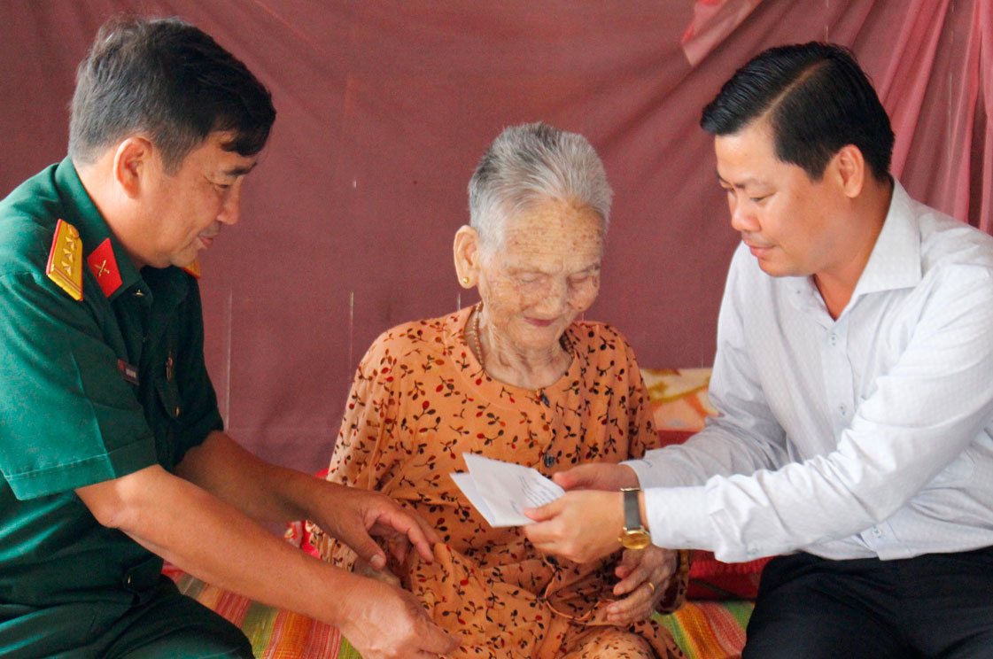 Chủ tịch UBND huyện Cần Đước - Huỳnh Văn Quang Hùng thăm Mẹ Việt Nam Anh hùng Nguyễn Thị Kiếm