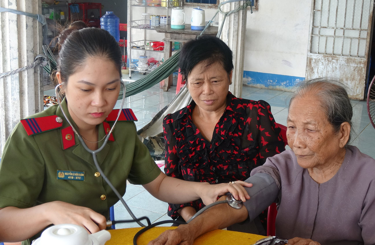 Đoàn Thanh niên Công an tỉnh đến thăm, khám bệnh cho Mẹ Việt Nam Anh hùng Nguyễn Thị Kiềm (huyện Châu Thành)