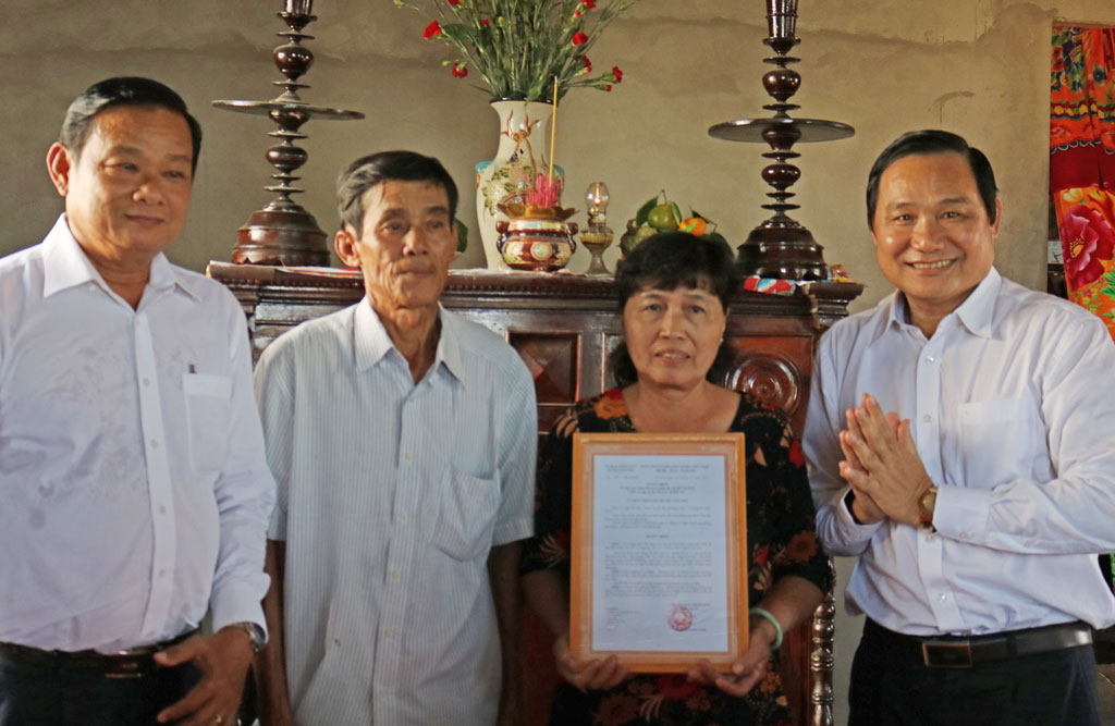 Gia đình bà Hồ Thị Tròn, ngụ ấp Tân Lợi, xã Đức Tân, huyện Tân Trụ có cuộc sống ổn định hơn sau khi được hỗ trợ nhà tình nghĩa