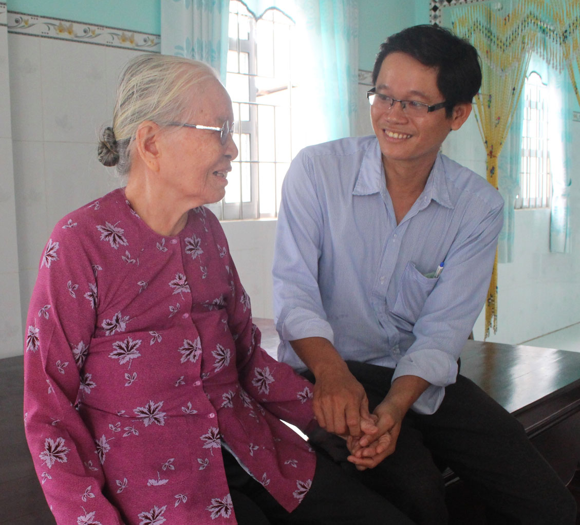 Bà Nguyễn Thị Hiền, ngụ xã Long Cang, vui mừng khi gia đình thường xuyên được chính quyền địa phương quan tâm, giúp đỡ