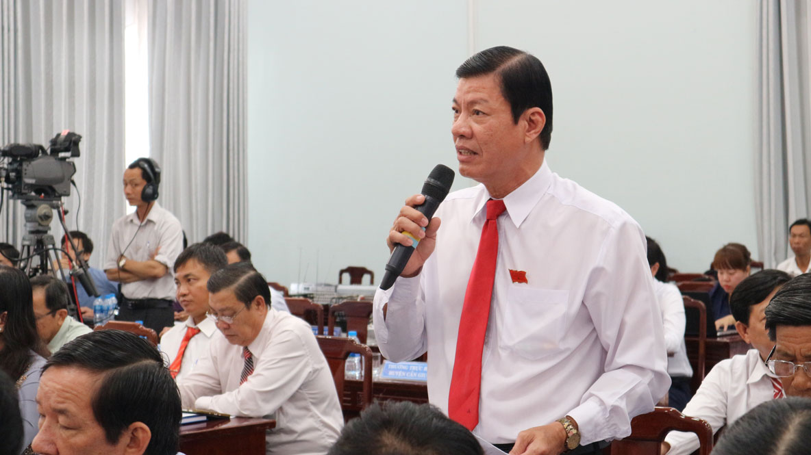 Đại biểu Đặng Thanh Bình, đợn vị huyện Bến Lức, chất vấn tại kỳ họp