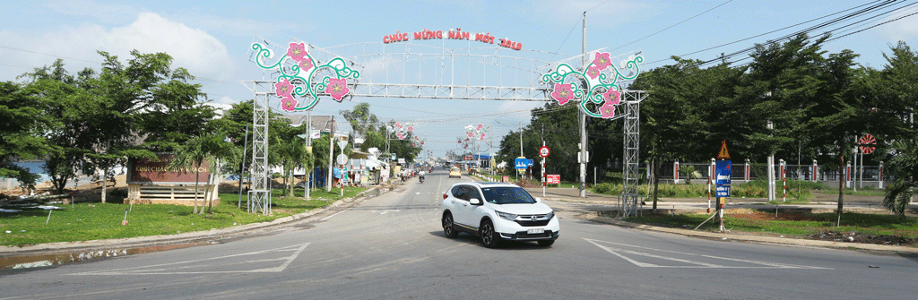 Thị trấn Thạnh Hóa: Dân vận khéo trong xây dựng văn minh đô thị Đường vào thị trấn Thạnh Hóa được mở rộng, tráng nhựa khang trang
