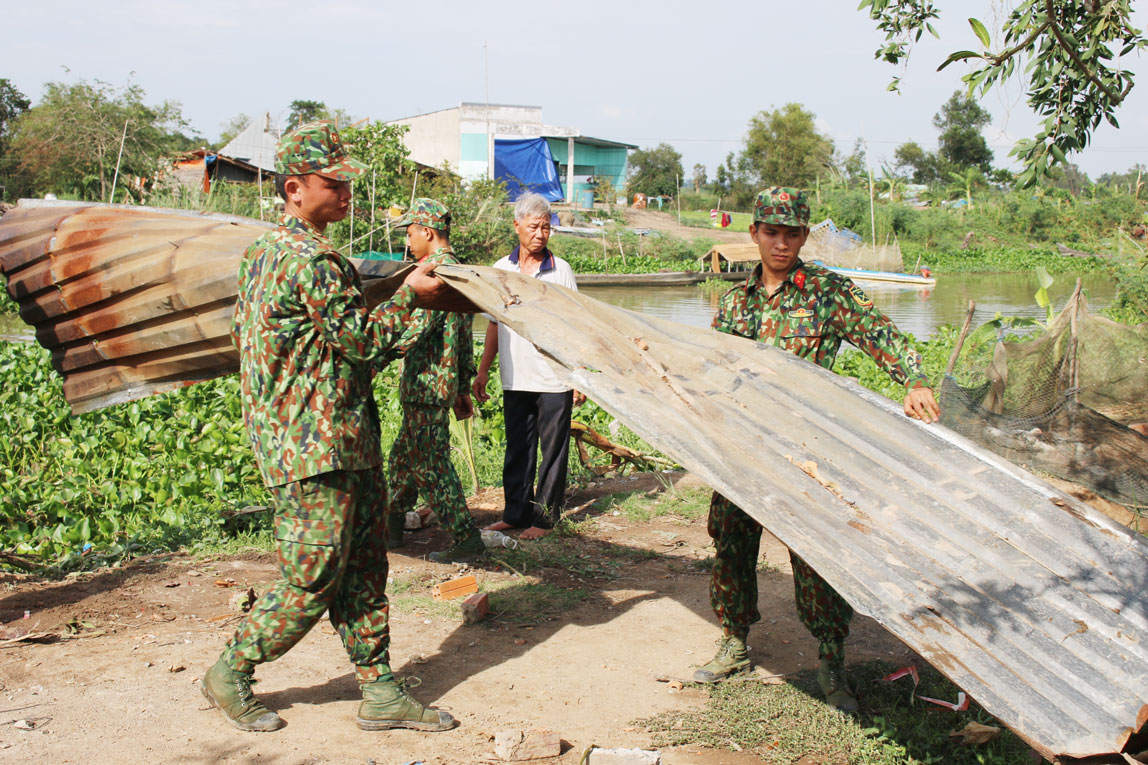 Qua 2 ngày làm việc khẩn trương, cán bộ, chiến sĩ Đại đội Bộ binh Tân Hưng giúp hơn 10 hộ gia đình có nhà sập ổn định cuộc sống