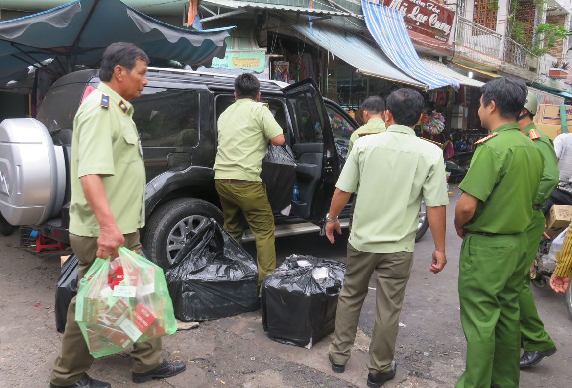 Đội Quản lý thị trường số 8 bắt giữ thuốc lá lậu tàng trữ trái phép tại chợ phường 1, TP.Tân An