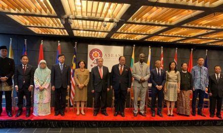 ASEAN - a global model of multilateralism: UN Secretary-General UN Secretary-General Antonio Guterres (sixth from left) and ASEAN diplomats at the 2019 ASEAN Day reception in New York on July 30 (Photo: www.un.org)