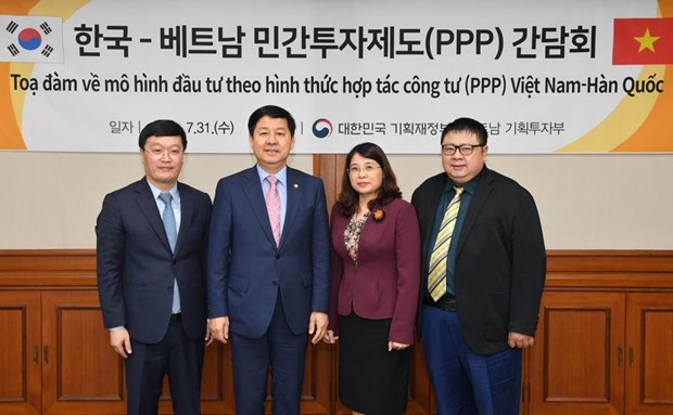 Thứ trưởng Bộ Tài chính Hàn Quốc Koo Yun-cheol (thứ 2 từ trái sang) và Thứ trưởng Bộ Kế hoạch Đầu tư Việt Nam Nguyễn Đức Trung (trái) chụp ảnh tại cuộc gặp. (Nguồn: Yonhap)