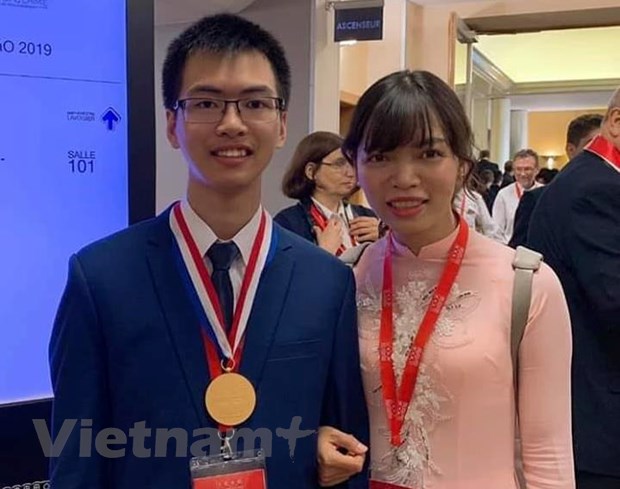 Chàng trai xứ Thanh 'đổi màu huy chương' Olympic Hóa học quốc tế Chí Nguyên cùng cô giáo Mai Châu Phương tại Pháp (Ảnh lấy từ facebook cá nhân của cô giáo Phương)