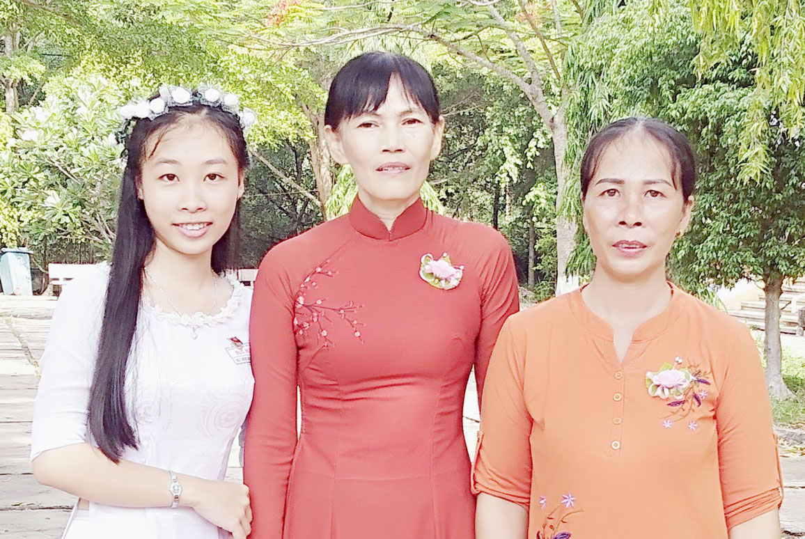 Nguyễn Thị Hồng Nhung chụp ảnh cùng mẹ (bìa phải) và cô giáo chủ nhiệm