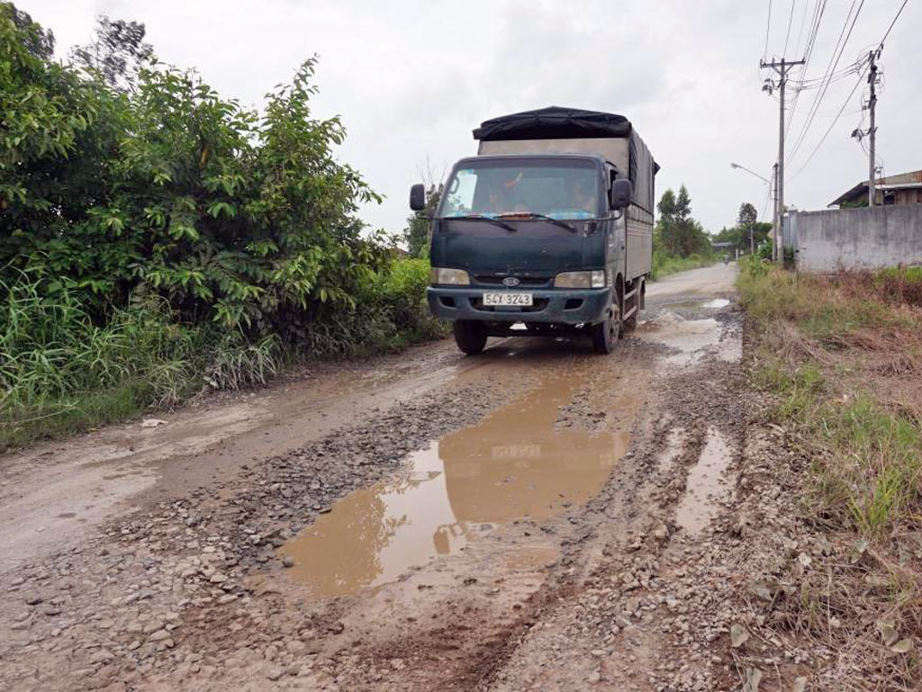 Xe tải thường xuyên đi qua tuyến đường đê Trị Yên.