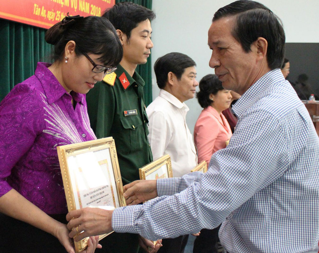 Trưởng ban Tuyên giáo Tỉnh ủy - Đinh Ngọc Lâm tặng giấy khen cho các tập thể hoàn thành xuất sắc nhiệm vụ