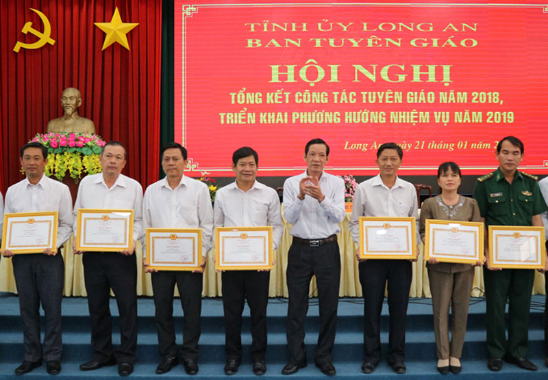 Trưởng ban Tuyên giáo Tỉnh ủy - Đinh Ngọc Lâm tặng giấy khen cho các tập thể hoàn thành xuất sắc nhiệm vụ
