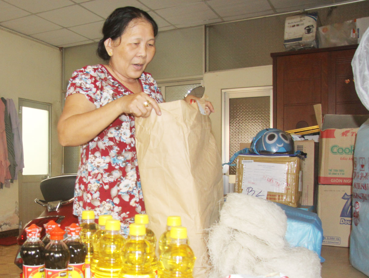 Bà Nguyễn Ngọc Yến chuẩn bị sẵn đồ để xào món bún chay tặng người có nhu cầu
