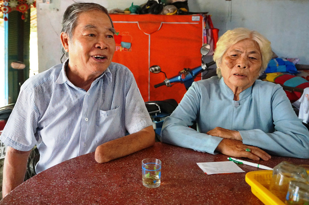 Ông Đặng Hữu Hiền cùng vợ kể lại những ngày gian khó