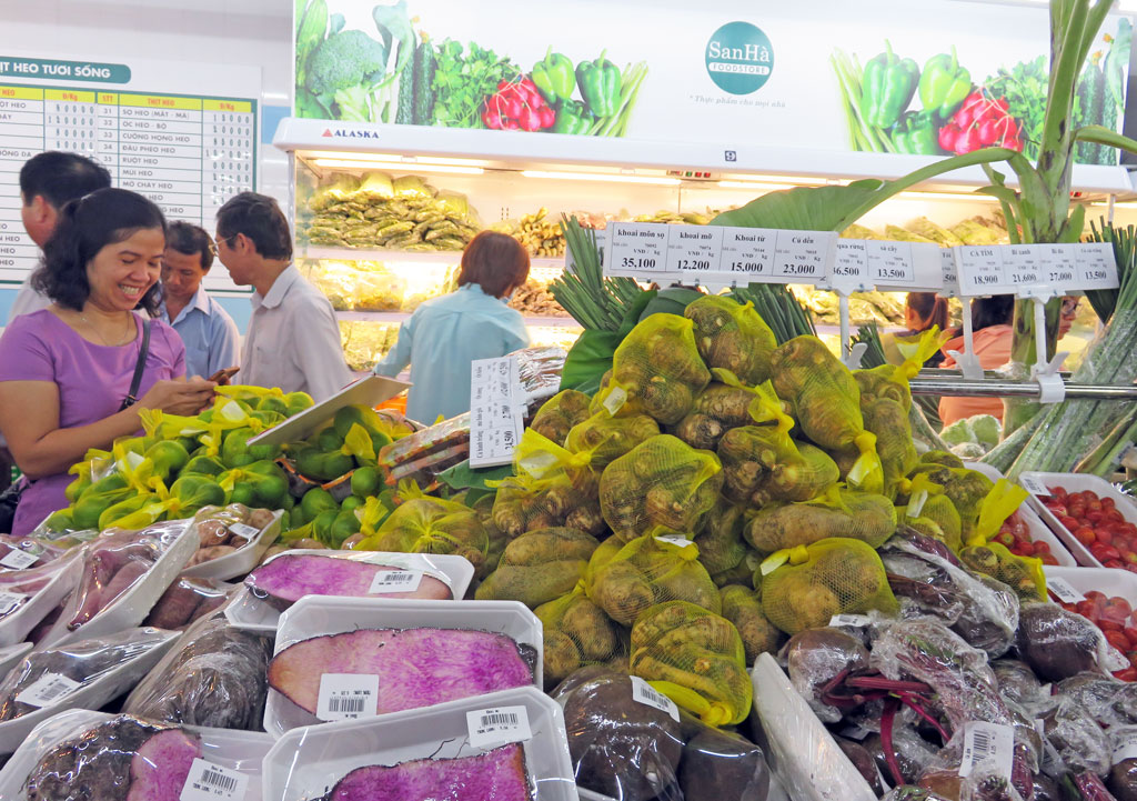 Khách hàng đến tham quan, mua sắm ngay trong ngày khai trương