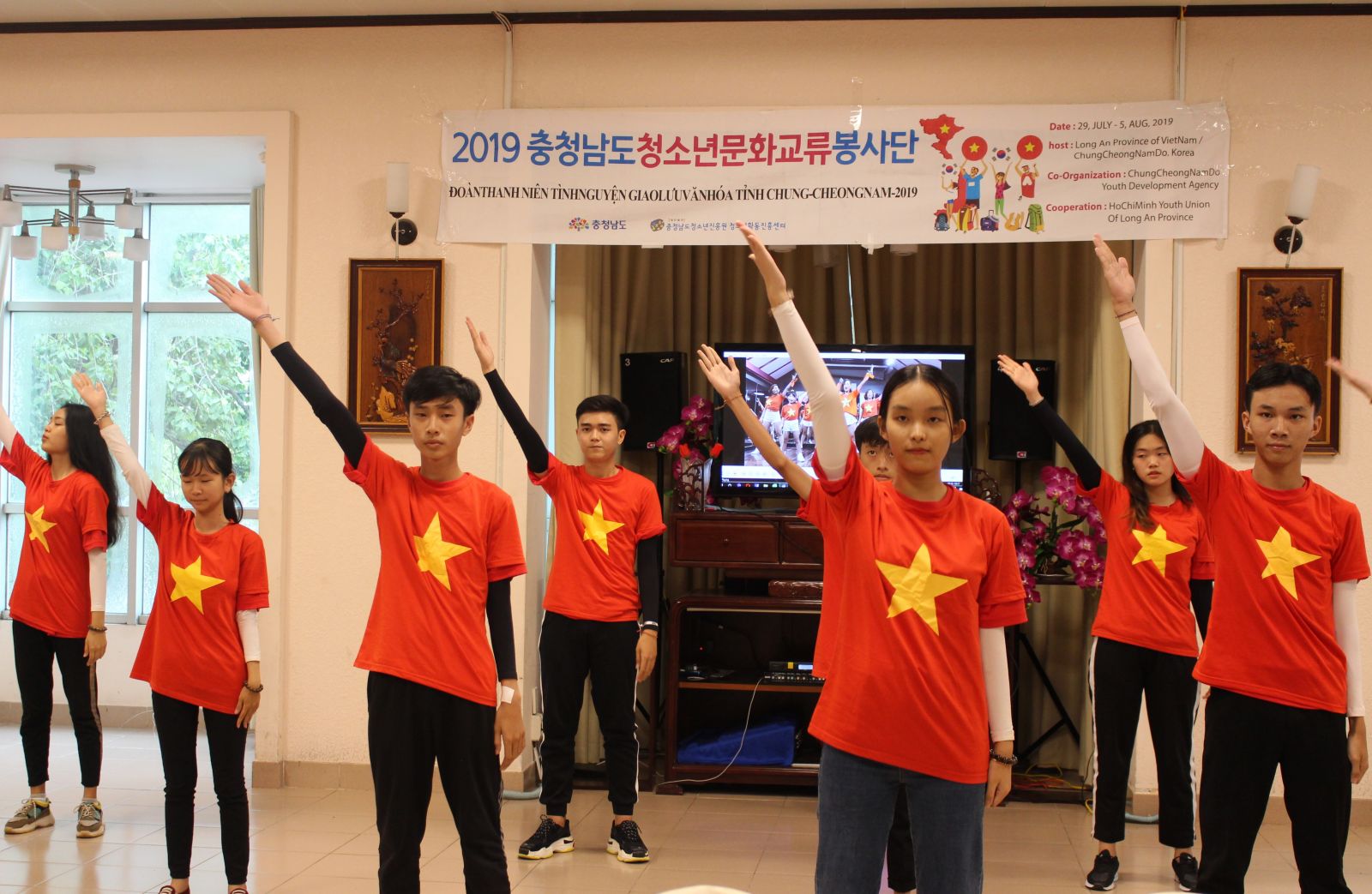 Union members and youths of Tan Tru district performed a musical farewell to the youth and teenagers of Chungcheongnam province after 6 days working in Long An