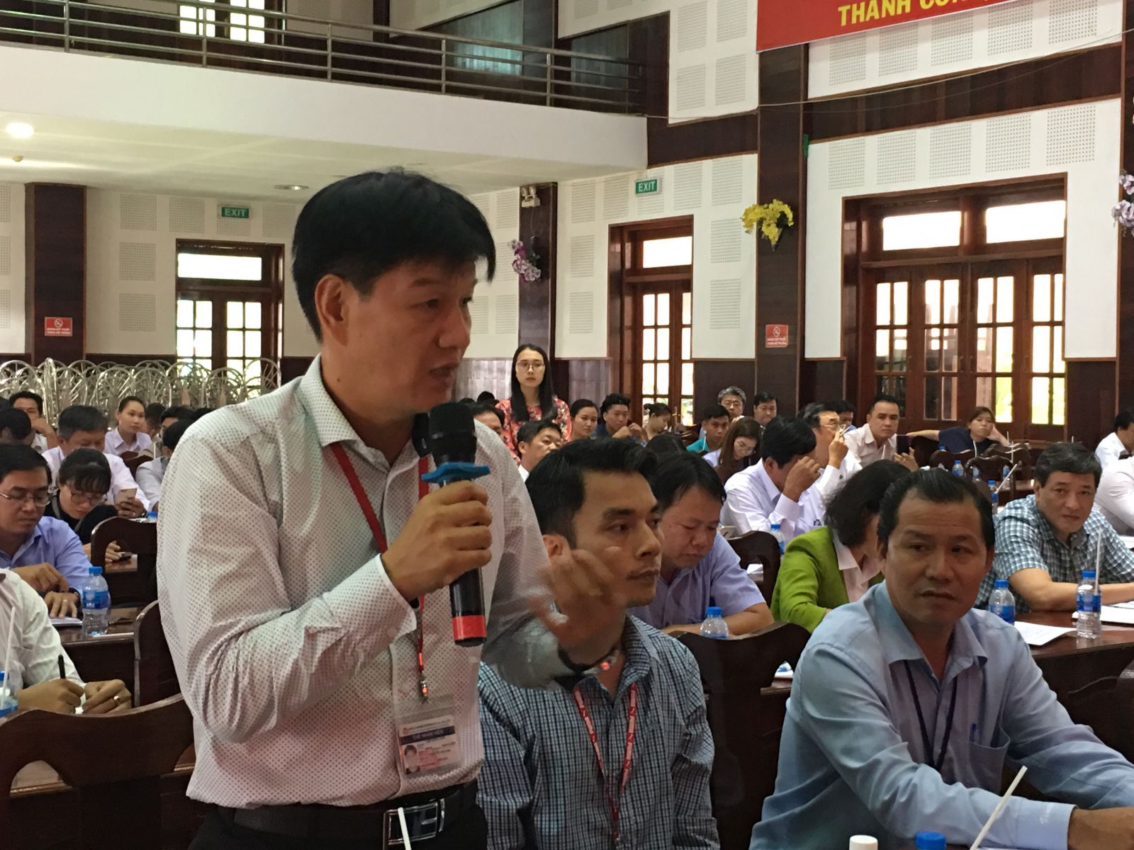 Long An provincial leaders talk with enterprises in Duc Hoa and Duc Hue districts