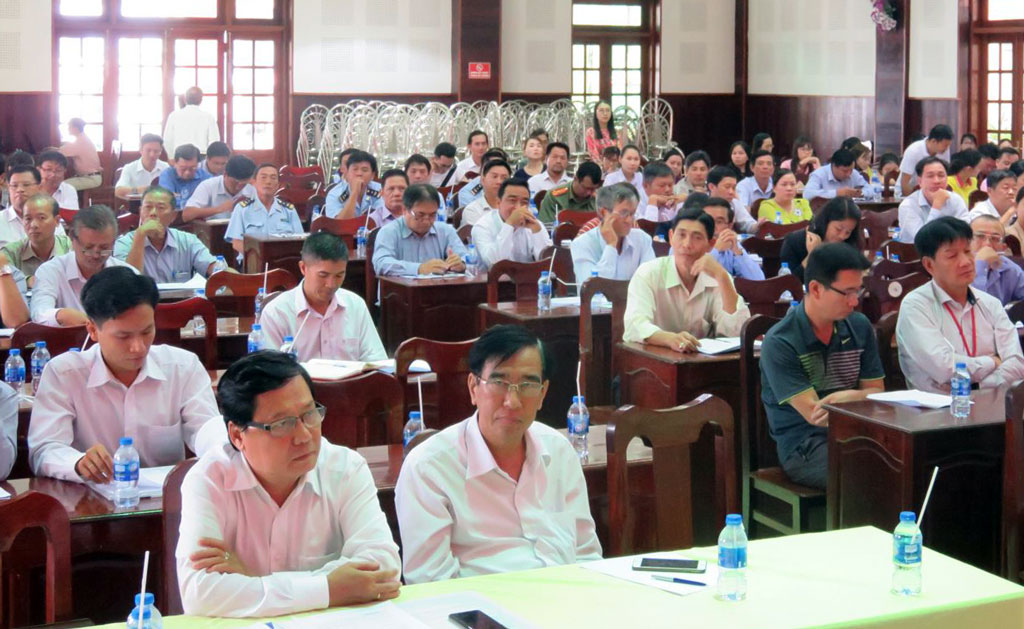 Long An provincial leaders talk with enterprises in Duc Hoa and Duc Hue districts