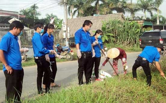 Đoàn viên, thanh niên tham gia bảo vệ môi trường, góp phần xây dựng nông thôn mới