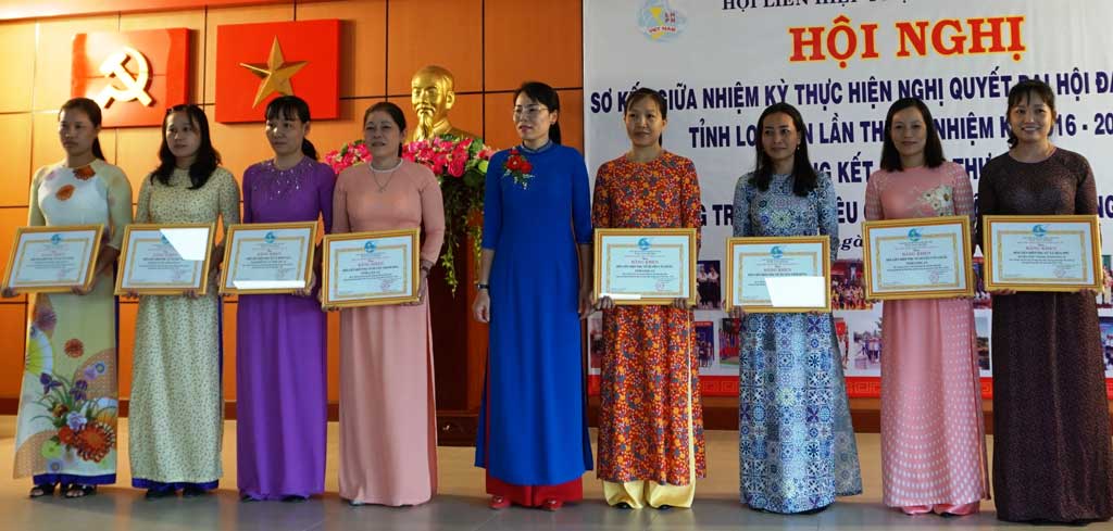 Chủ tịch Hội Liên hiệp Phụ nữ Việt Nam tỉnh - Nguyễn Thị Hồng Phúc tặng bằng khen cho đại diện các tập thể có thành tích qua nửa nhiệm kỳ và xây dựng nông thôn mới