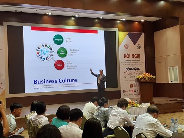 A speaker introduces business culture at the conference(Photo: VNA)