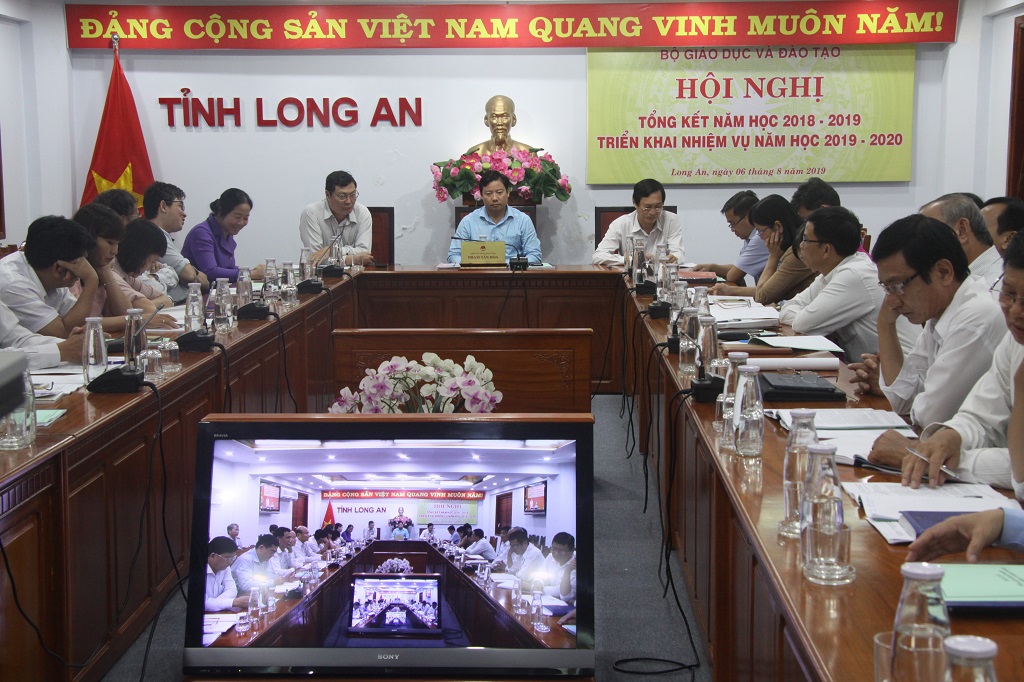 Vice Chairman of Long An People's Committee - Pham Tan Hoa chaired at Long An end-point bridge 