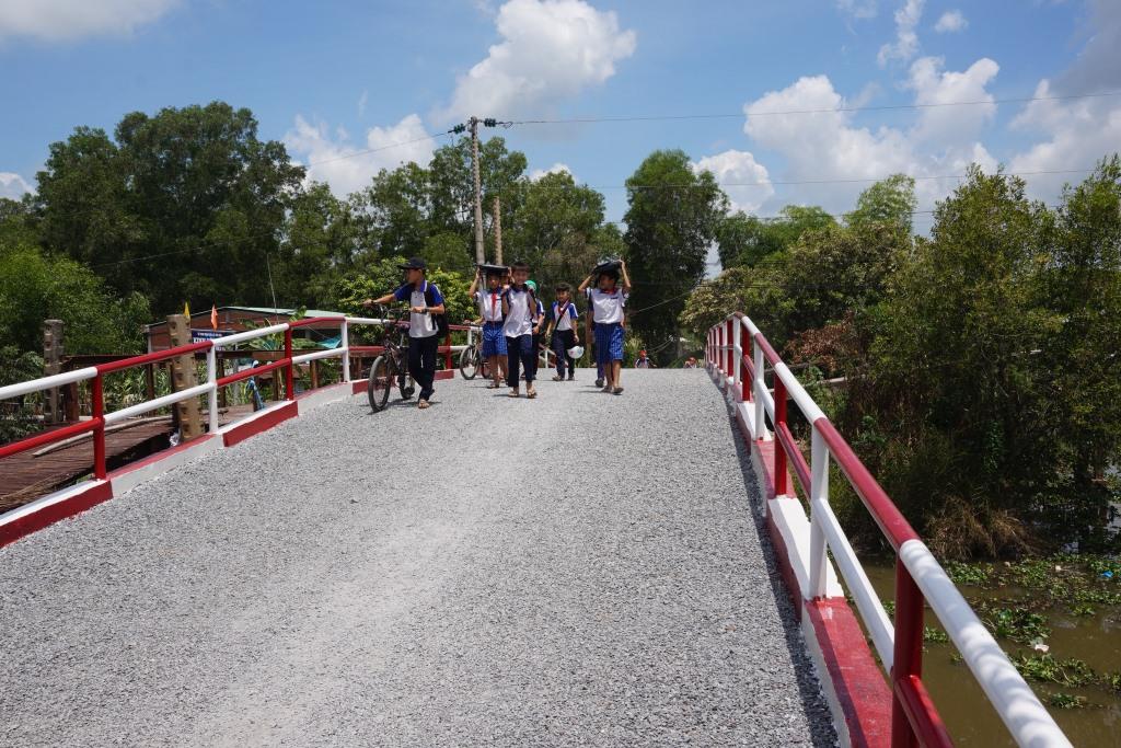 Xây dựng kết cấu hạ tầng nông thôn góp phần công nhận xã văn hóa. Trong ảnh cầu qua kênh Văn Phòng, xã Tân Hòa, huyện Tân Thạnh.