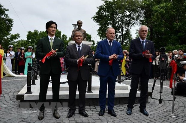 Các đại biểu tại Lễ cắt băng khánh thành tượng đài Hồ Chí Minh. (Ảnh TTXVN phát)