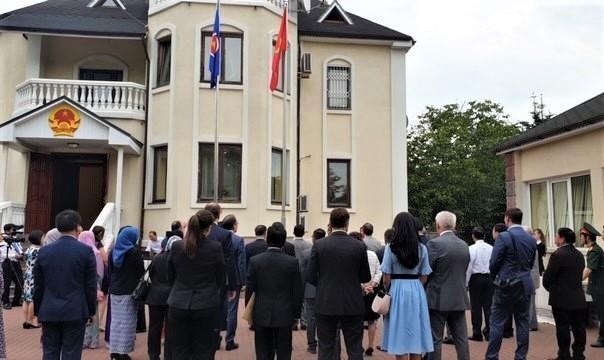 Vietnam embassy in Ukraine holds ASEAN flag hoisting ceremony At the event (Photo: VNA)