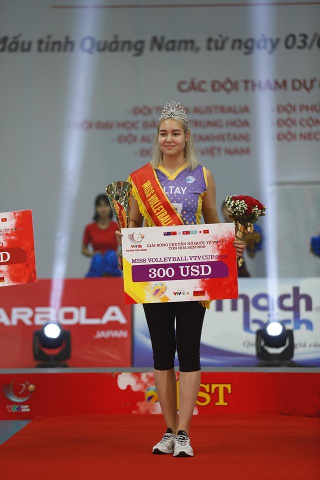 Dinara Syzdykova dường như rất bất ngờ được trao giải Hoa khôi