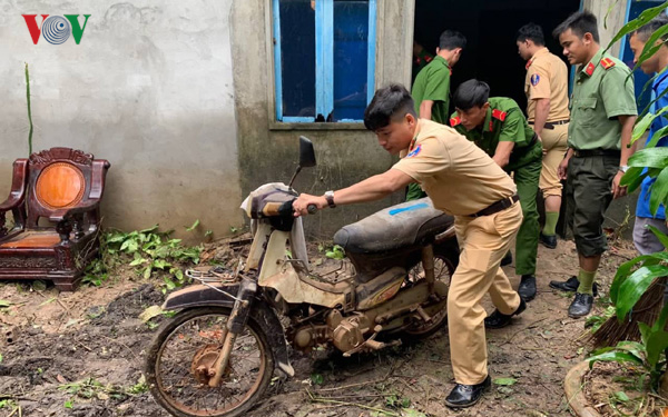 Khẩn trương giúp người dân Phú Quốc dọn dẹp nhà cửa sau lũ Công an giúp dọn dẹp lại nhà ông Dương Minh Luân (Ảnh: Hoàng Dung)