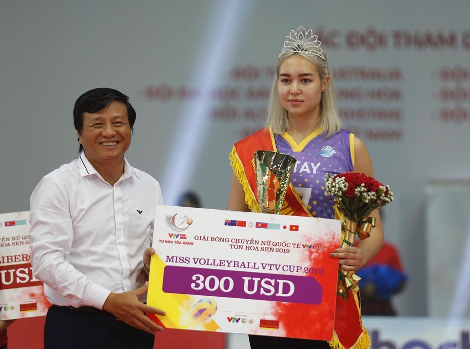 Vượt qua nhiều đối thủ nặng ký, Dinara Syzdykova của CLB Altay (Kazakhstan) đã giành danh hiệu Hoa khôi VTV Cup 2019. Danh hiệu này mang về cho Dinara Syzdykova số tiền thưởng 300 USD
