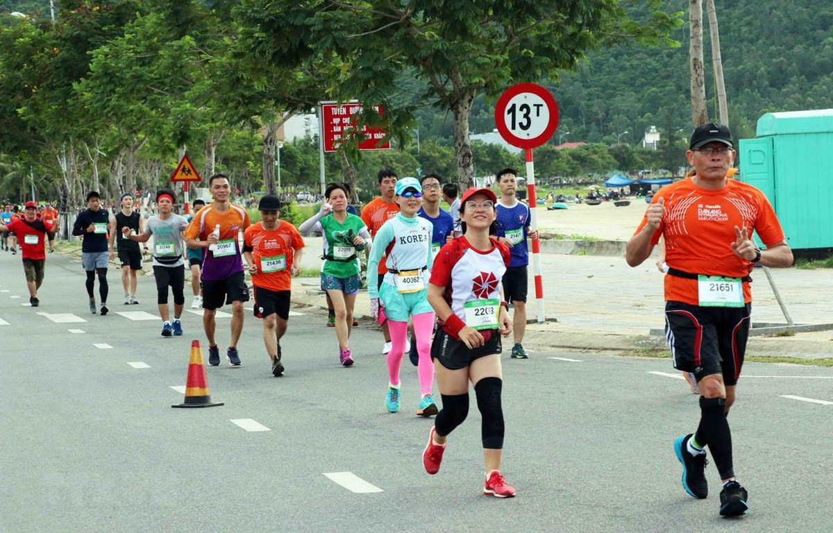 Các vận động viên tranh tài trên đường chạy Marathon Quốc tế Đà Nẵng 2019. (Ảnh: Trần Lê Lâm/TTXVN)
