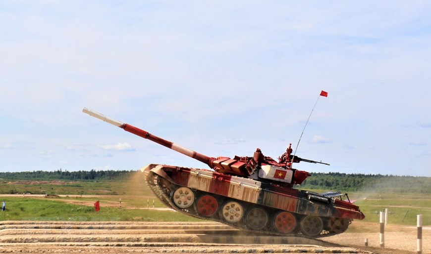 Ngày 11/8, trong khuôn khổ Hội thao Quân sự quốc tế (Army Games) 2019, tại thao trường Alabino, ngoại ô Moskva (Liên bang Nga) diễn ra lượt đấu ở vòng Bán kết của bảng 2 gồm các đội Việt Nam, Tajikistan, Myanmar và Uganda, môn thi Xe tăng hành tiến bắn mục tiêu. (Ảnh Dương Trí/TTXVN)