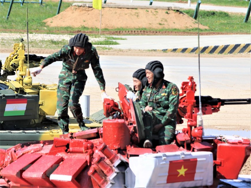 Hai đội Tajikistan và Myanmar đã bị loại do lỗi mất an toàn, đâm va vào nhau trong quá trình thi đấu. (Ảnh: Dương Trí/TTXVN)