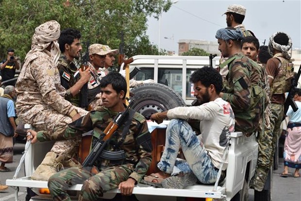 Lực lượng trung thành với nhóm gọi là Hội đồng Chuyển tiếp miền Nam (STC) gác tại Aden, Yemen. (Ảnh: THX/TTXVN)