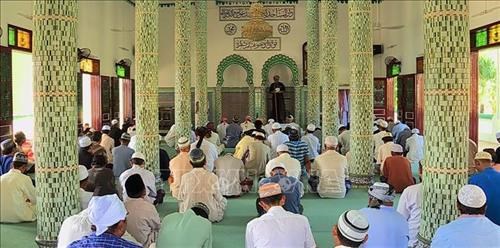 Cham Muslims perform rituals in An Giang (Photo: VNA)