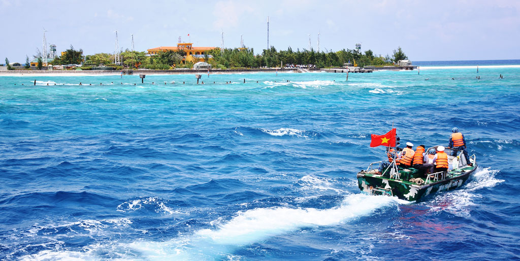 Thủy thủ tàu KN290 vận chuyển quà vào tặng cán bộ, chiến sĩ đảo Sinh Tồn Đông